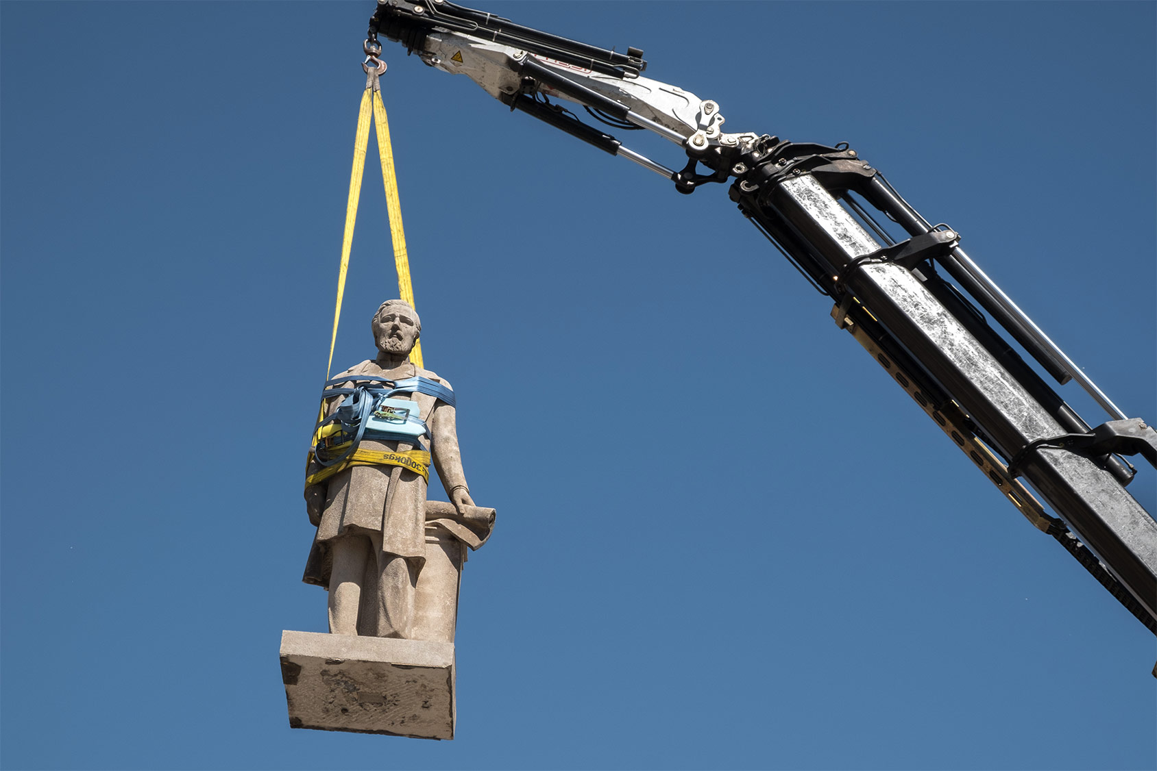 Retirada, l’any 2018, de l’escultura d’Antonio López
